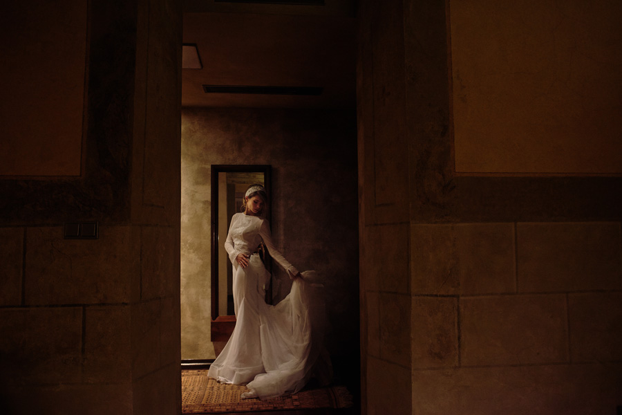 sesja w dniu ślubu, sesja w hotelu starym, zjawiskowa suknia ślubna